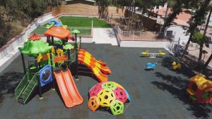 Les Micocouliers : camping familial pyrenees orientales avec aire de jeux pour enfants