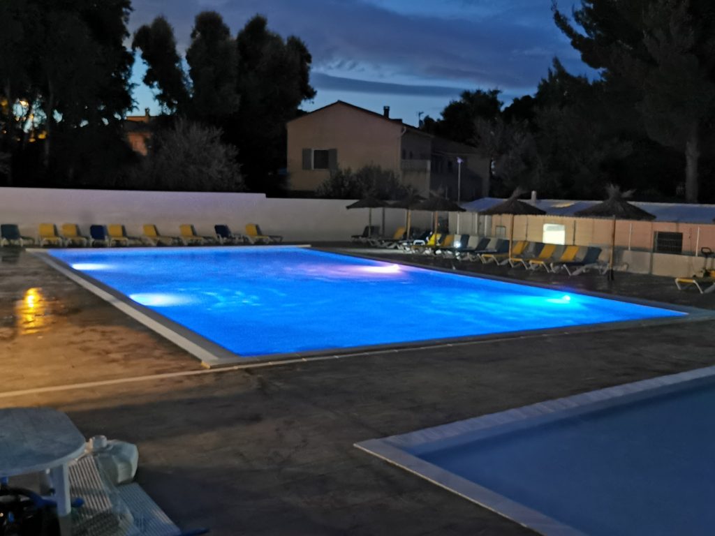 Animations nocturnes autour de la piscine du camping dans les pyrénées (66)