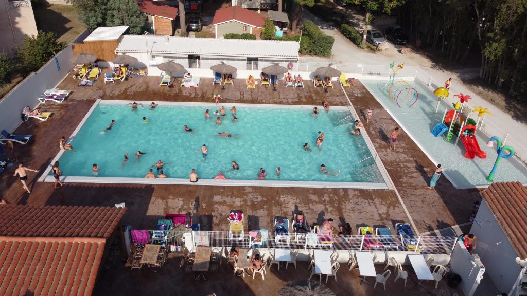 La piscine extérieure du camping les micocouliers à sorede (pyrénées orientales)